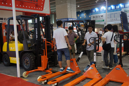 牛力展位現(xiàn)場_展品包括：內(nèi)燃叉車，全電動搬運(yùn)車，全電動升高車，手動搬運(yùn)車，電子秤搬運(yùn)車，腳輪等。