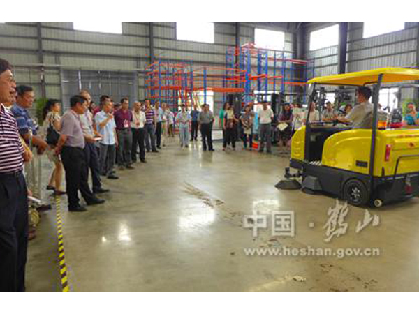向省、市領(lǐng)導(dǎo)展示操作牛力電動(dòng)掃地車